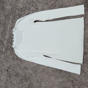 White rib knit sweater with scalloped crew neck